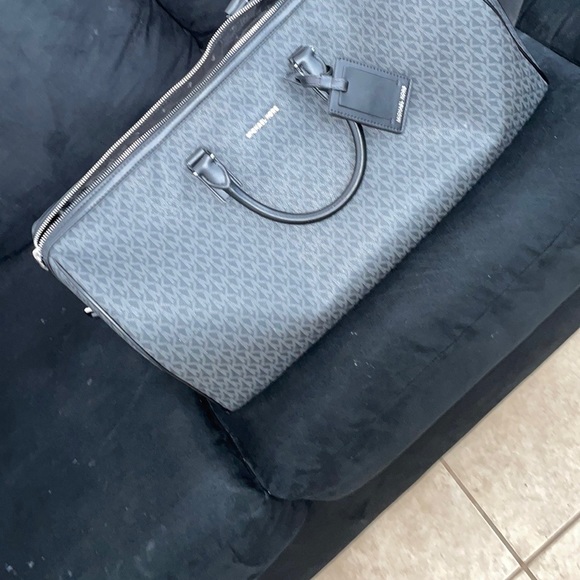Used Michael kors weekender bag!! - Picture 5 of 9